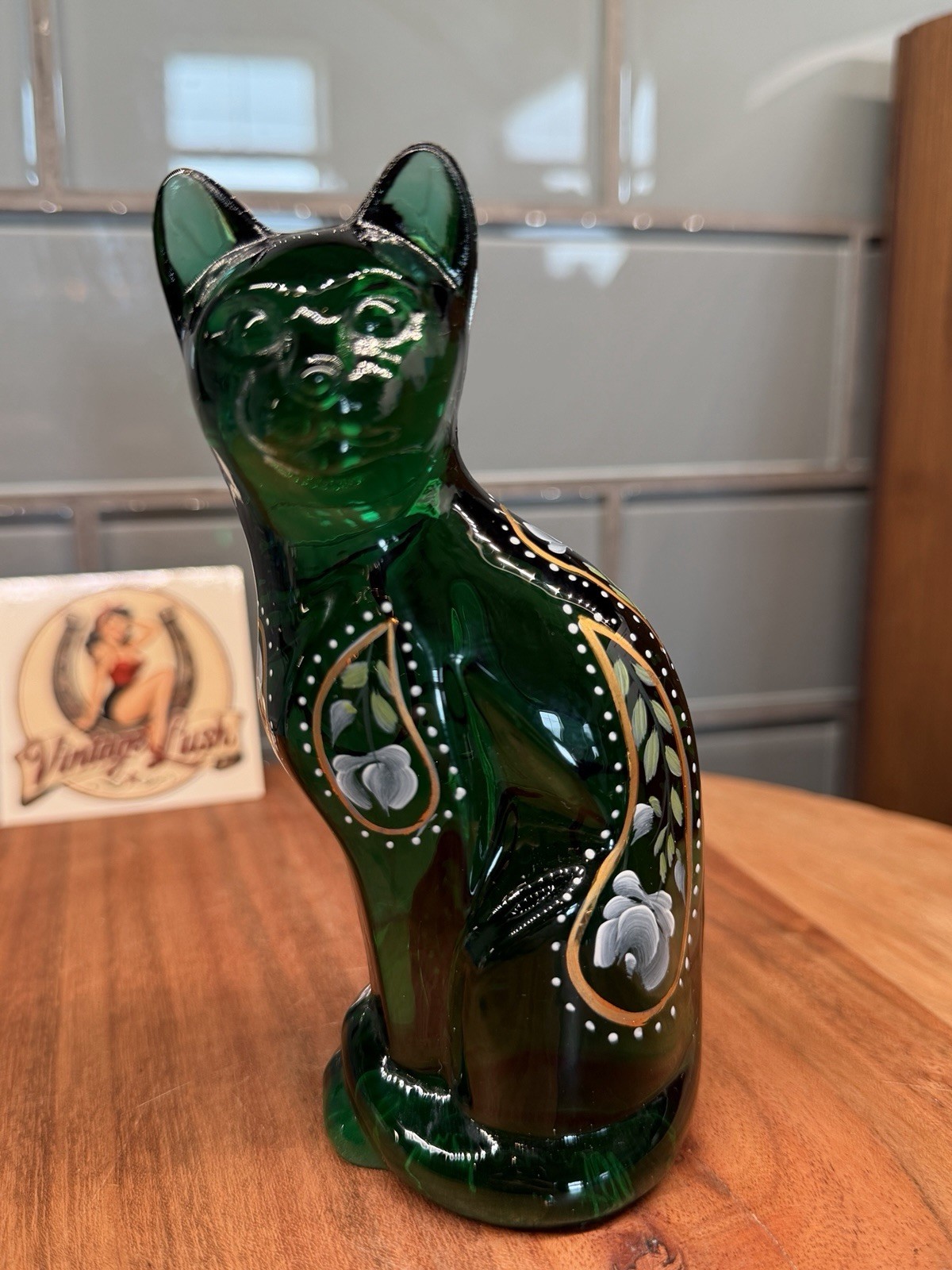 FENTON CAT 5 3/8″ HP FLORAL ON EMERALD GREEN ARTIST D. CUTSHAW 1970