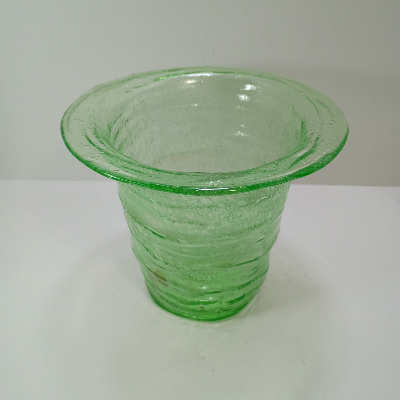 7″ Consolidated Catalonian Hat Shaped Uranium Wavy Vase Lots Of Bubbles GLOWS”