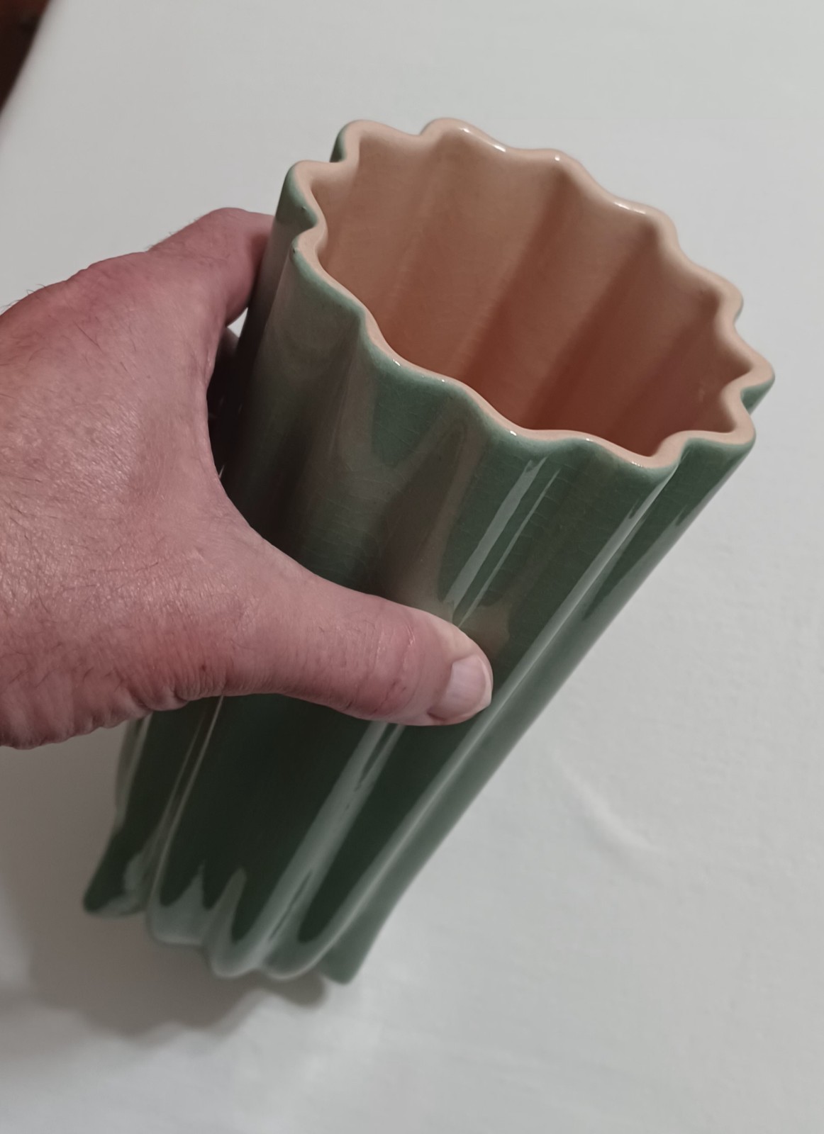 😯 “Rare” WEIL WARE Green & Pink Ceramic Vase, Gladding McBean CATALINA Mold 10″