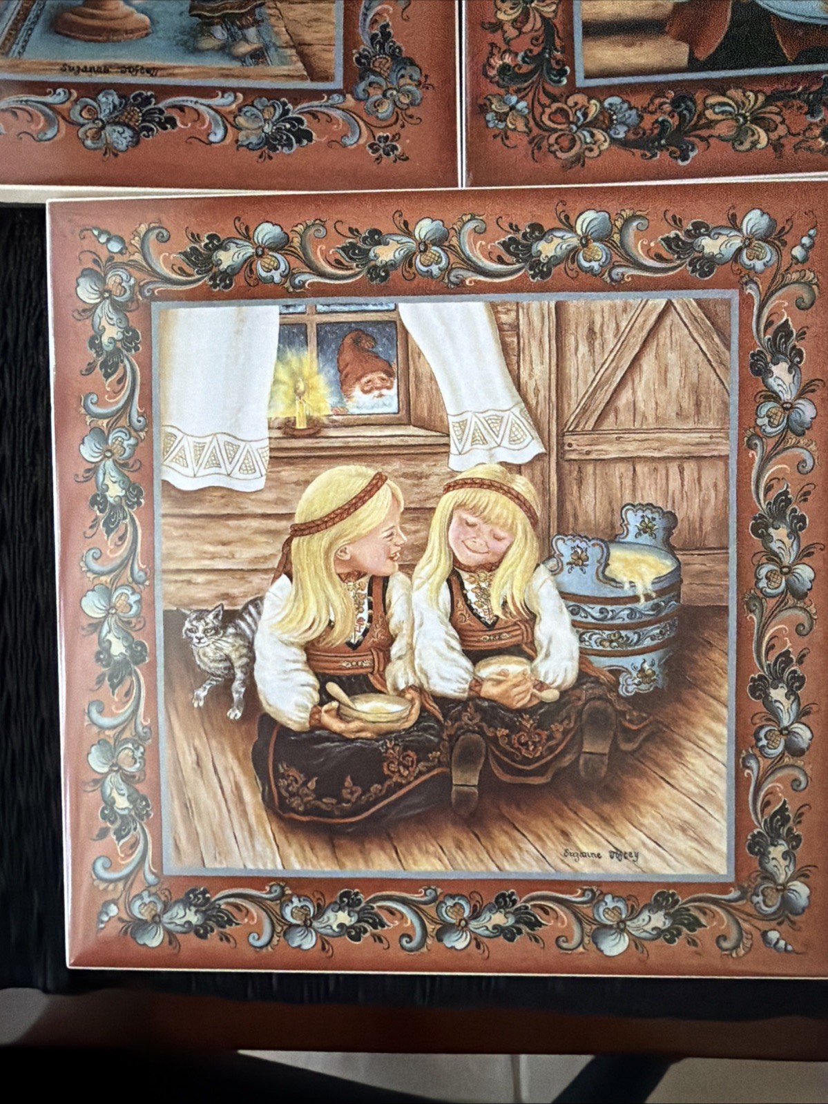 3 Suzanne Toftey Decorative Tiles Kranskage, Gjetost Boy, Rommegrot Girls