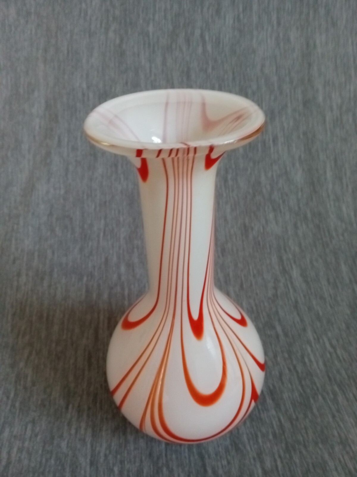 HAND BLOWN WHITE ORANGE / RED SWIRL VASE 8 3/4 IN TALL GOOD CONDITION