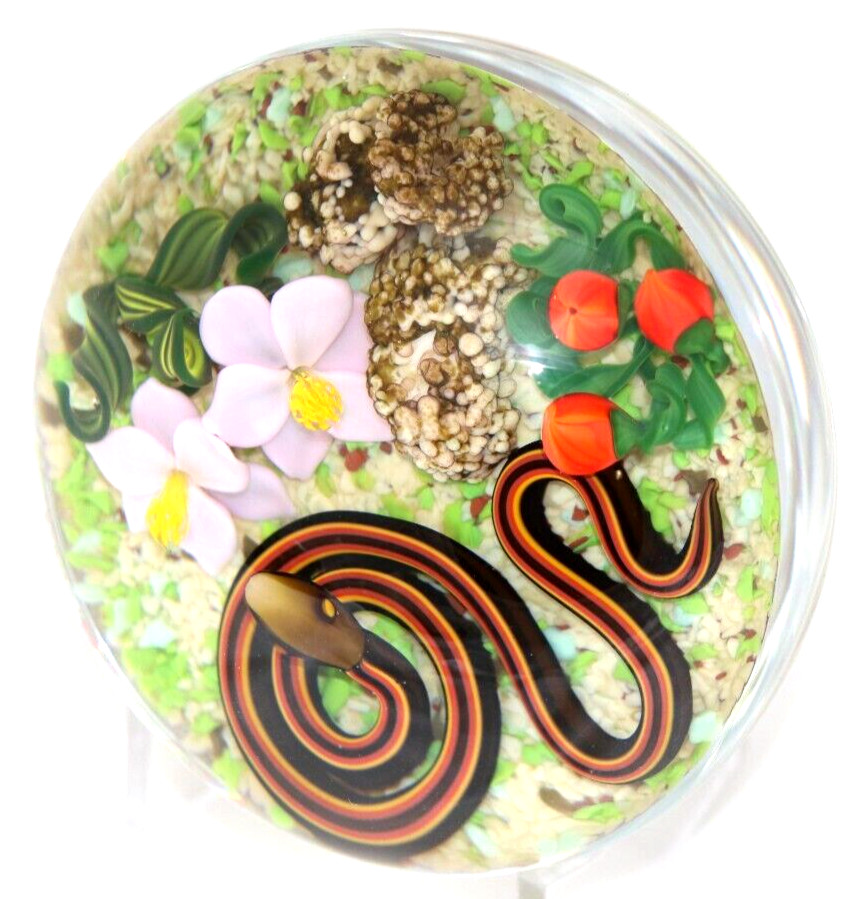 LARGE Beautiful GORDON SMITH Ribbon SNAKE Flowers Berries Art Glass PAPERWEIGHT