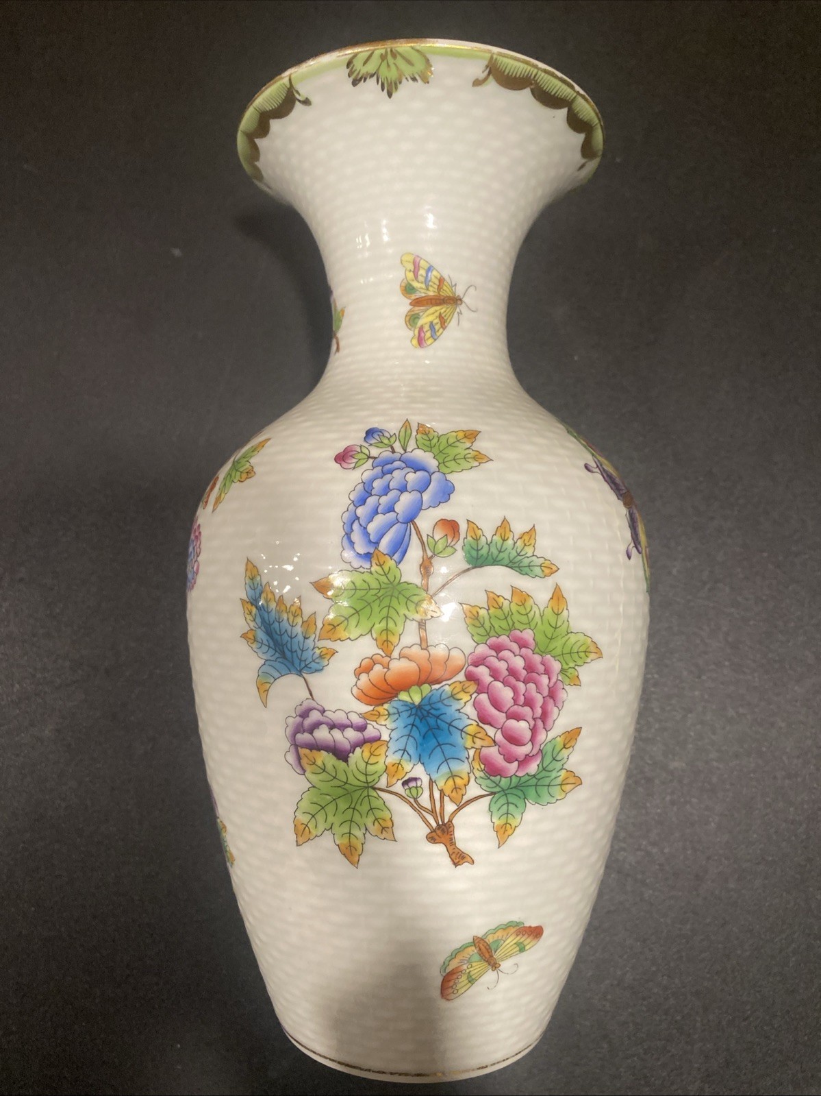 Herend Queen Victoria Hand Painted Vase Beautiful 9.5”
