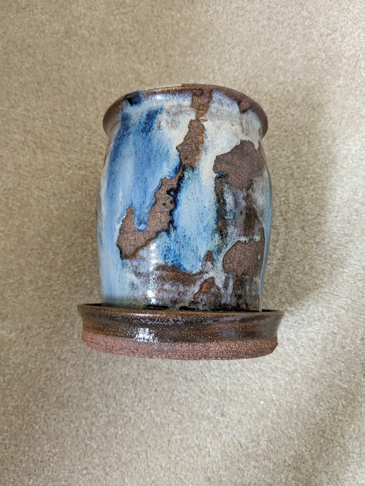Beautiful piece of rustic pottery, signed but can not distinguish the name