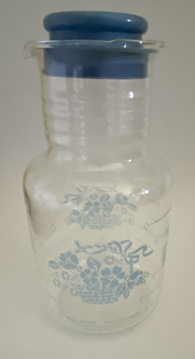 VTG Pyrex 2 QT 2 L Glass 7520 Refrigerator Carafe Pitcher w BLUE BASKET RETRO