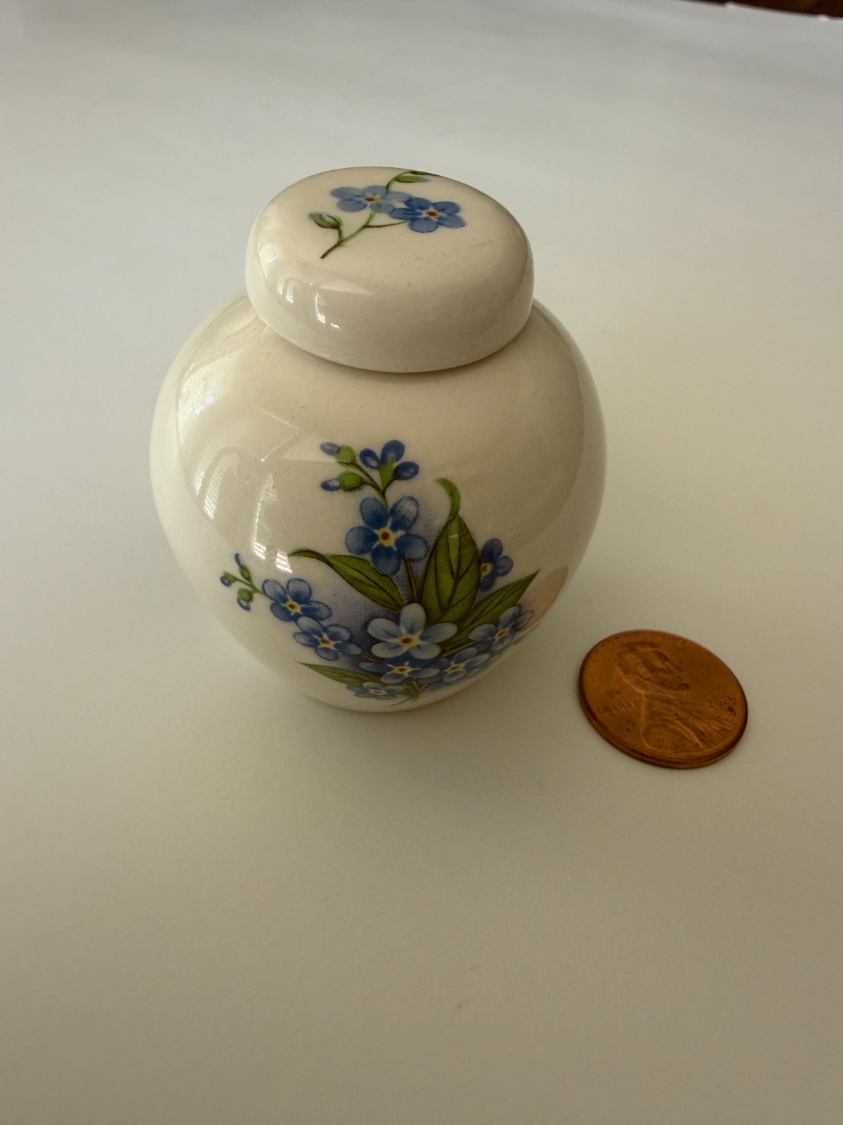 VINTAGE MASON’S IRONSTONE Lided Urn/Jar, 2 inches, Flower Motif