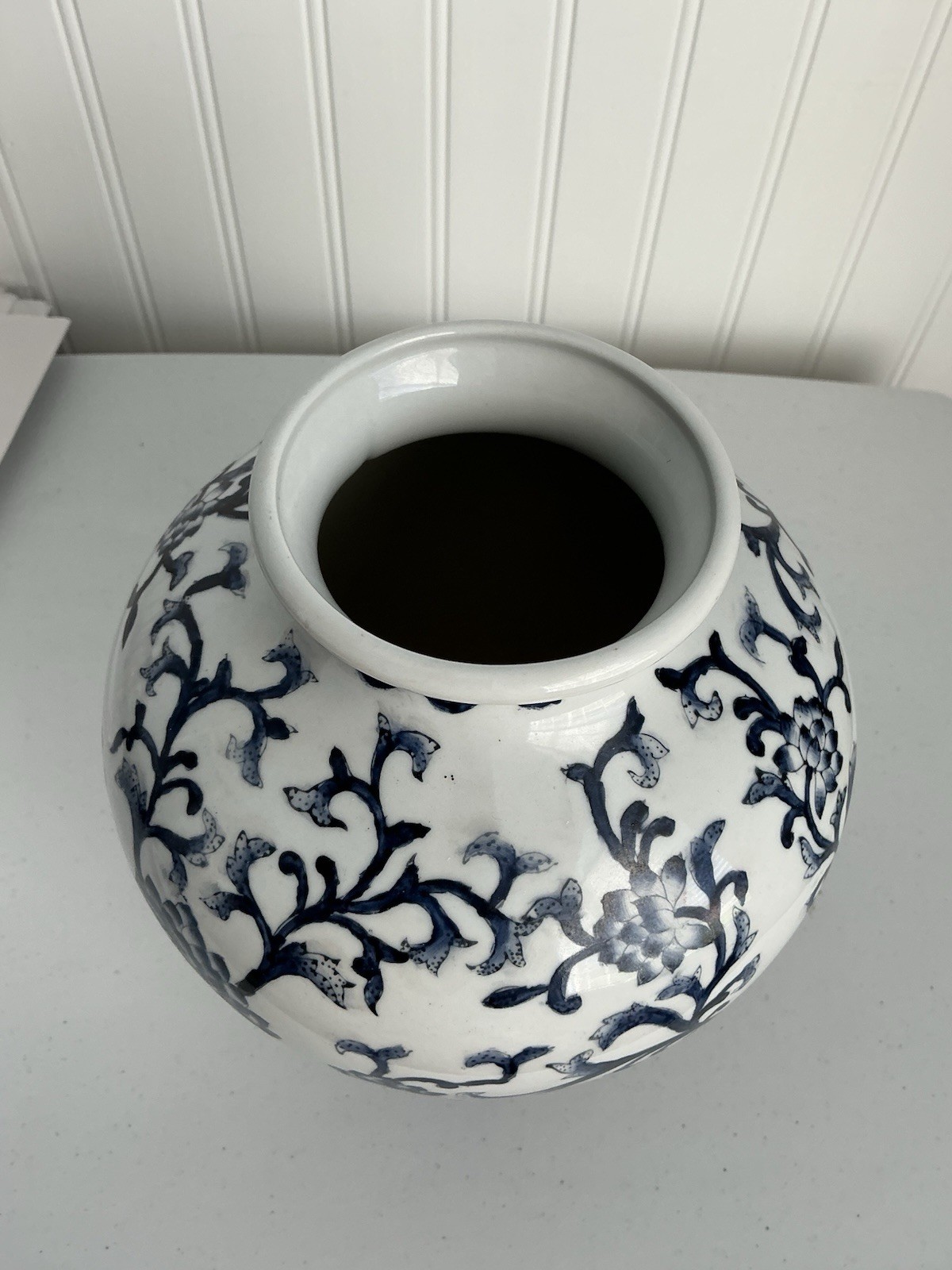 BLUE AND WHITE CERAMIC VASE POTTERY