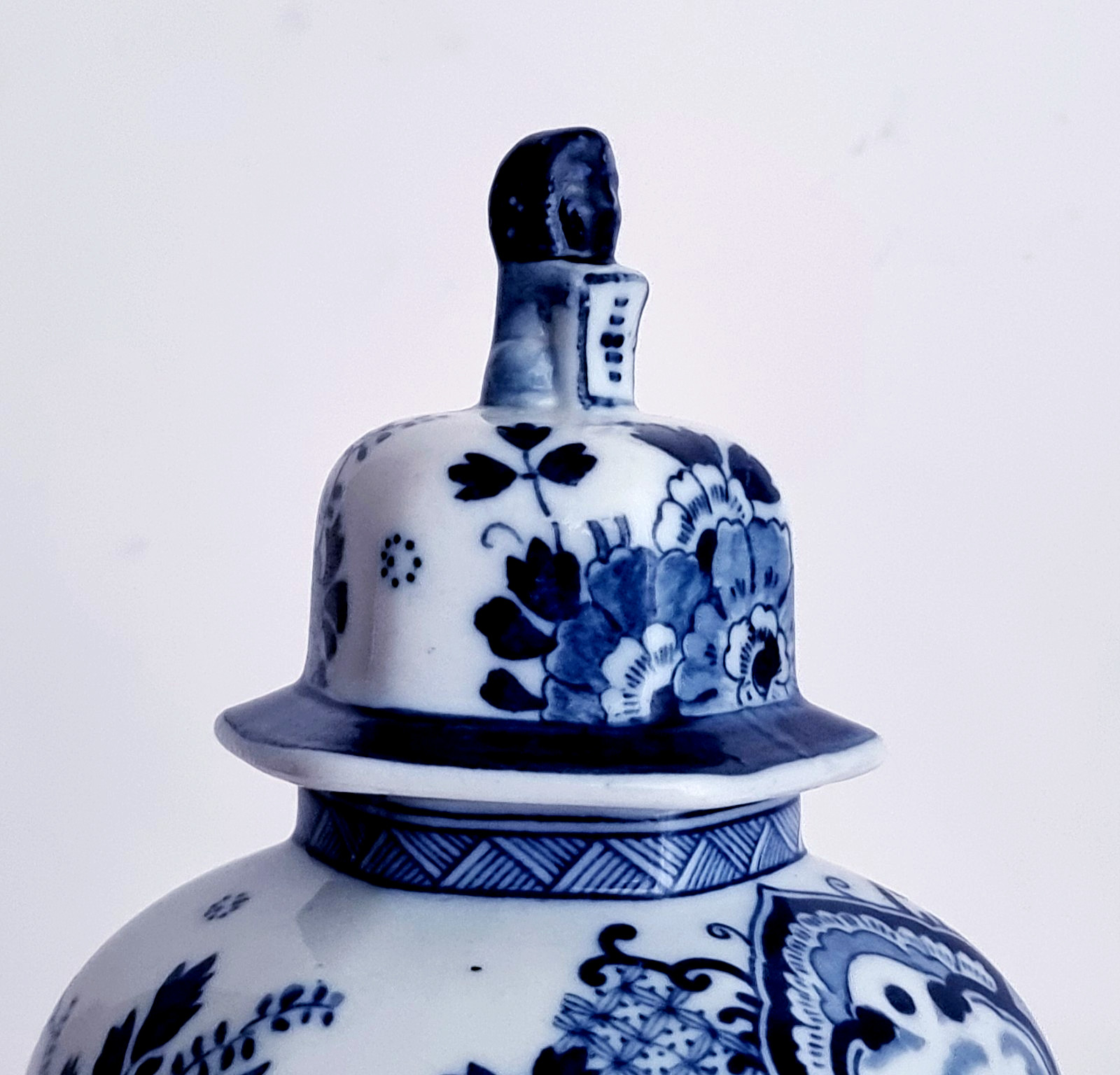 Antique DELFT BLUE & WHITE GINGER JAR / LIDDED VASE 8.9 INCHES – EXCELLENT