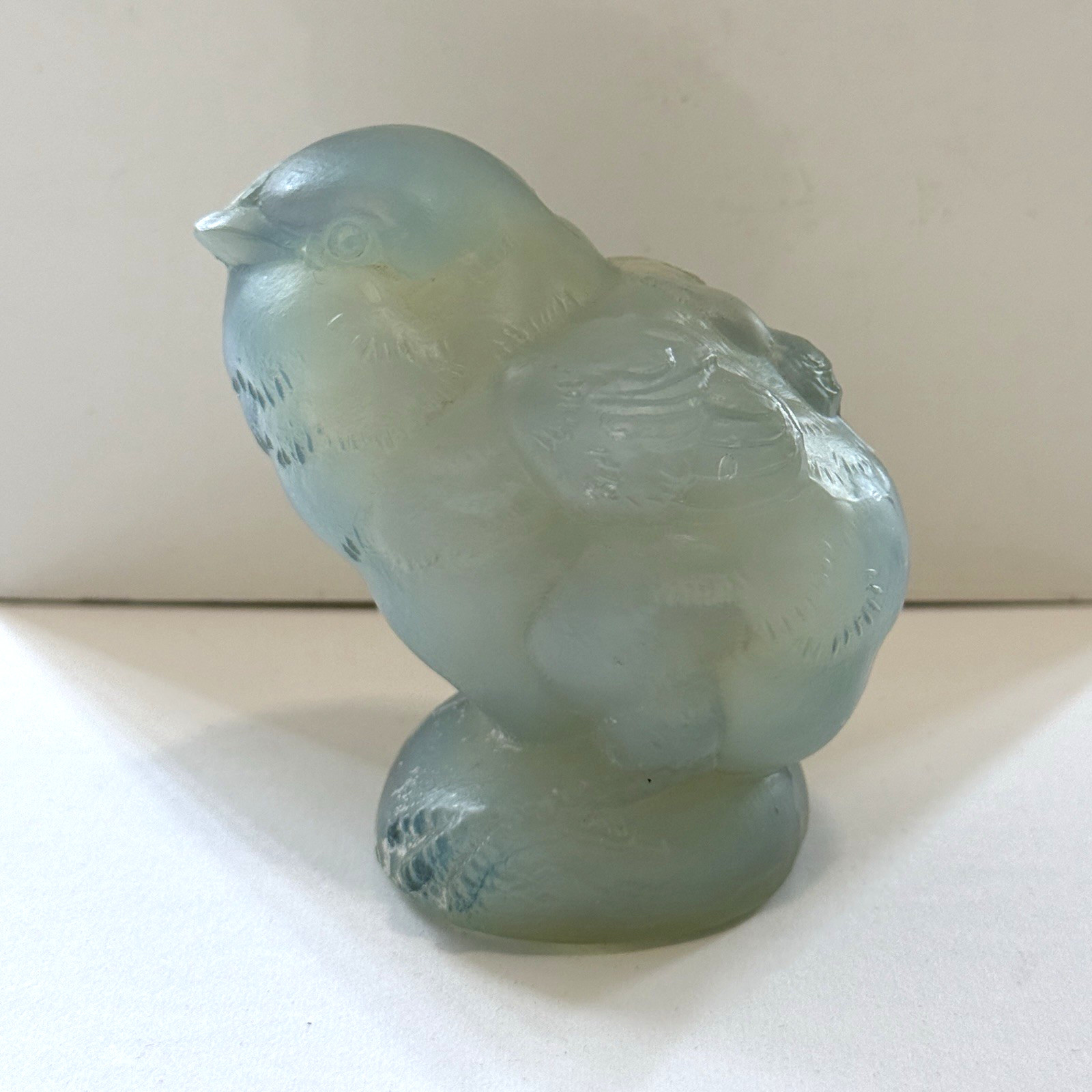 ANTIQUE SABINO ART GLASS CHICK BIRD OPALESCENT BLUE 3″ TALL