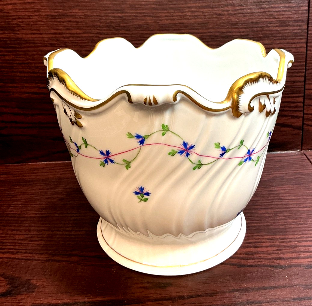 HEREND HVNGARY 7227 – RIBBED CACHEPOT JARDINIERE FOOTED – IVY & FLOWERS DECORATE