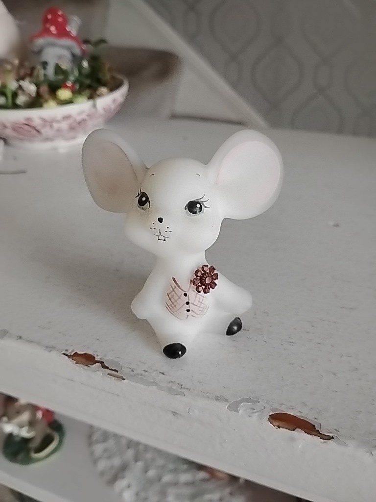 Vintage Fenton White Little Mouse – Signed by S. Smith
