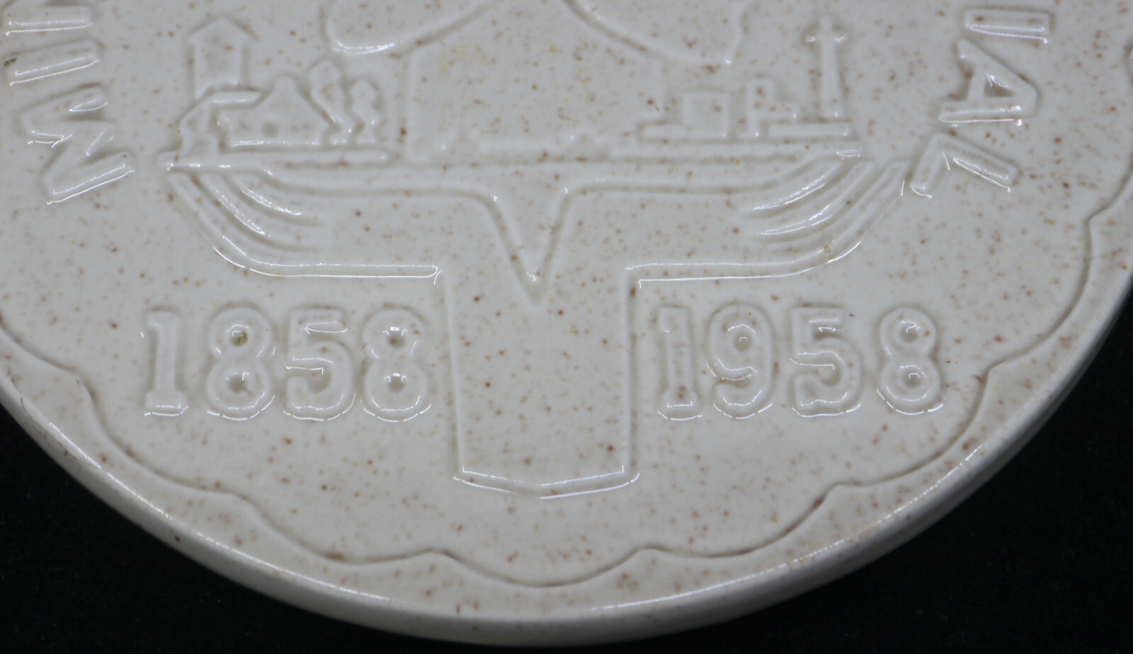 1958 RED WING ART POTTERY DECORATIVE TRIVET, MINNESOTA CENTENNIAL, OFF WHITE