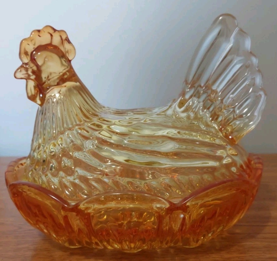 Large Amber Colored Hen On A Nest 7×8 1/2×7 NEW