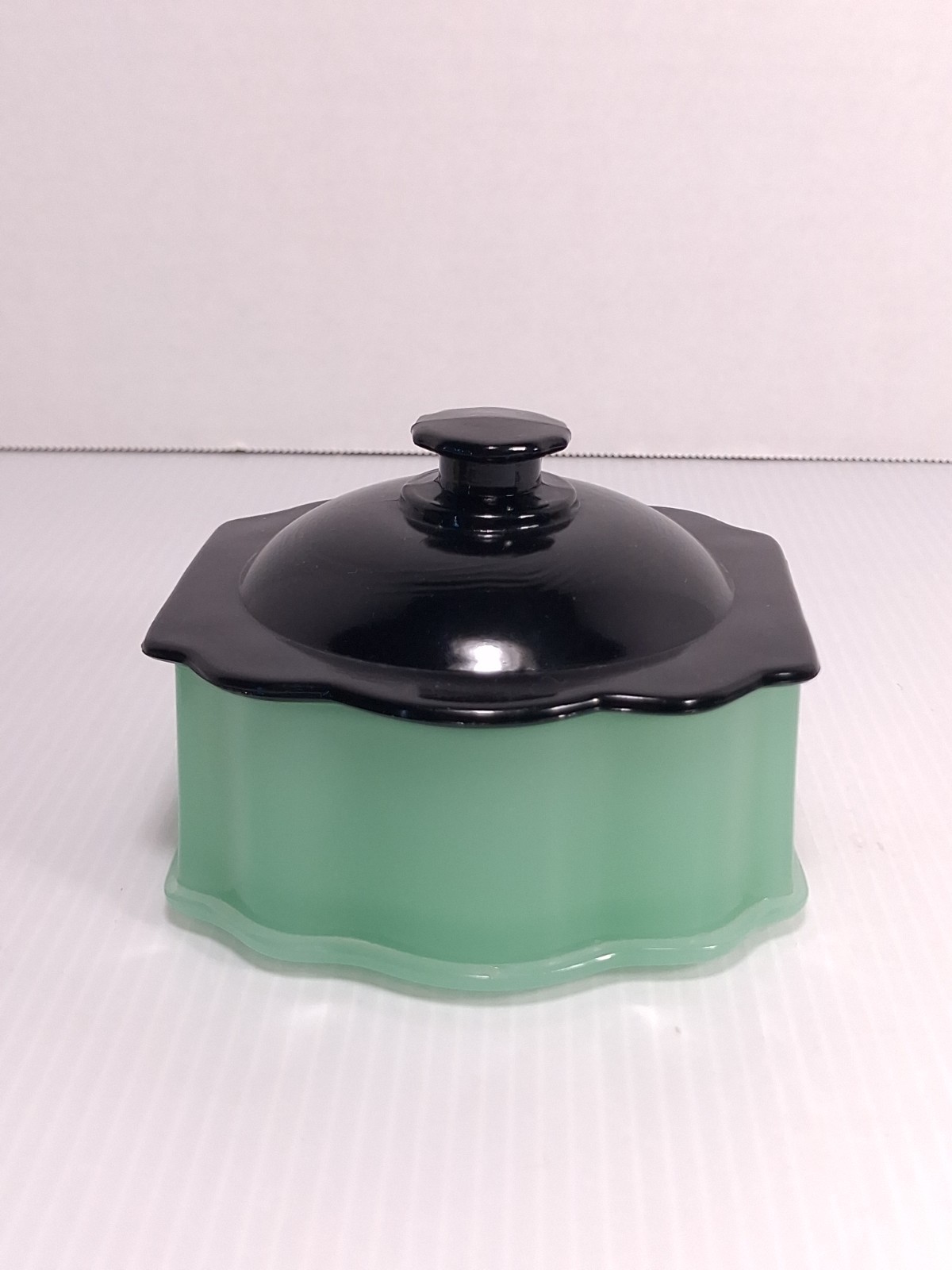 RARE New Martinsville Jade Uranium Glass Vanity Powder Box Art Deco