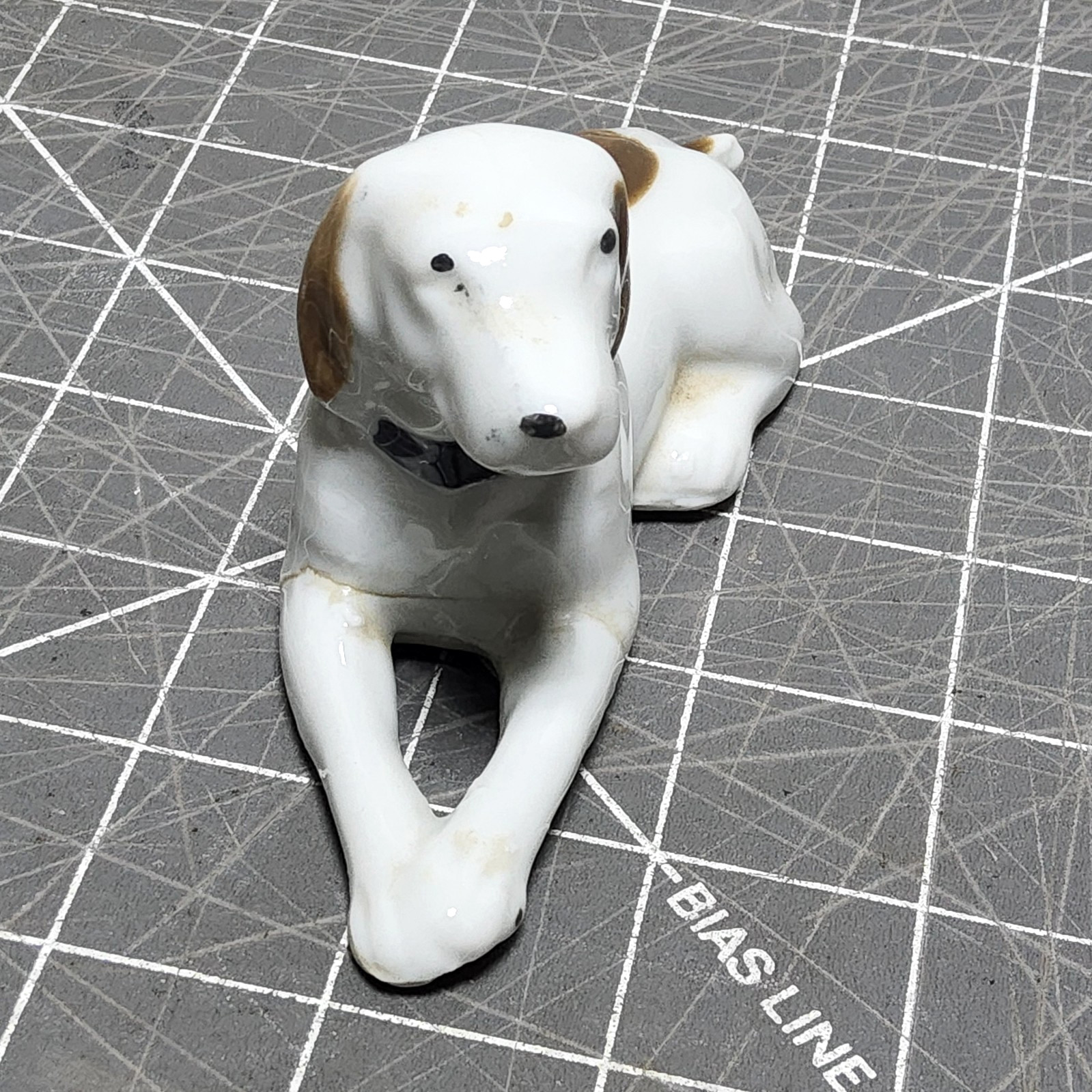 Pointer 5x3x2 hunting dog laying porcelain figurine repaired cracks 60s japan