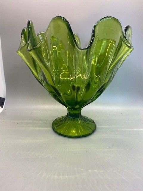 MID-CENTURY L.E. SMITH ART GLASS SWUNG PEDESTAL HANDKERCHIEF VASE 9 PETAL GREEN