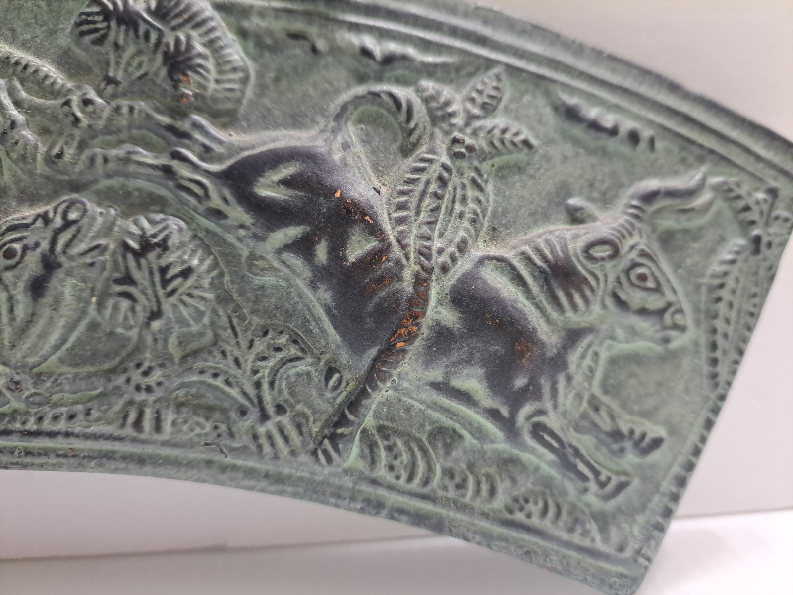 Vintage Greek Relief Wall Plaque Vapheio Cup Bull Scene – Mycenaean Style Decor