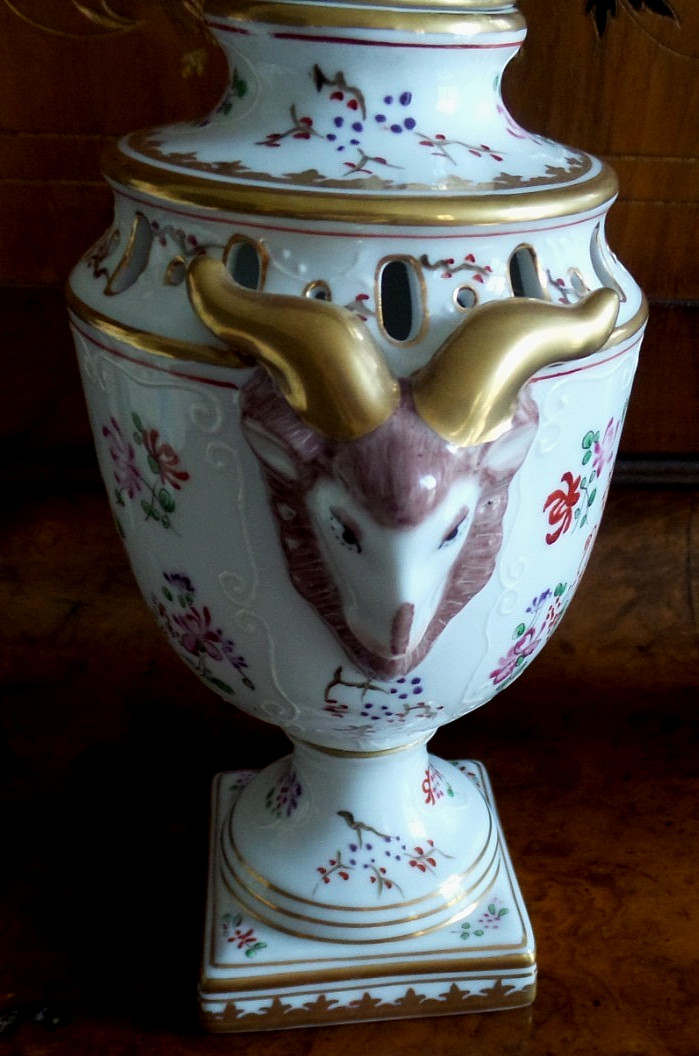 Porcelain Chelsea House Ram Head Armorial Urn 9″H x6″W
