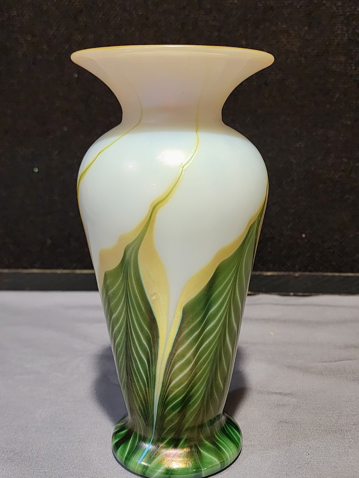 2000 Lundberg Studios Magnolia Petite Green Gold Aurene Vase 7 3/8″