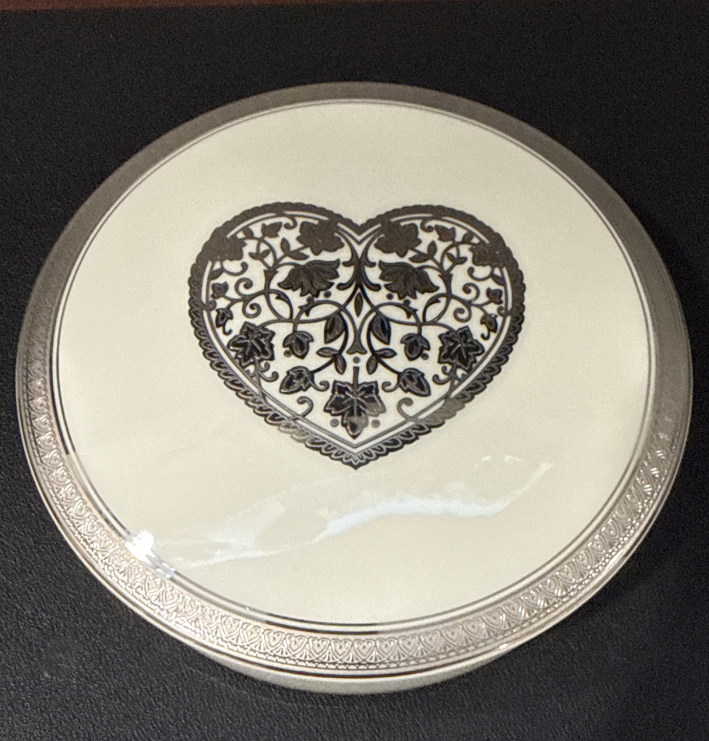 Mikasa Platinum Heart L 3288 Fine China Round Trinket/Jewelry Box 4”