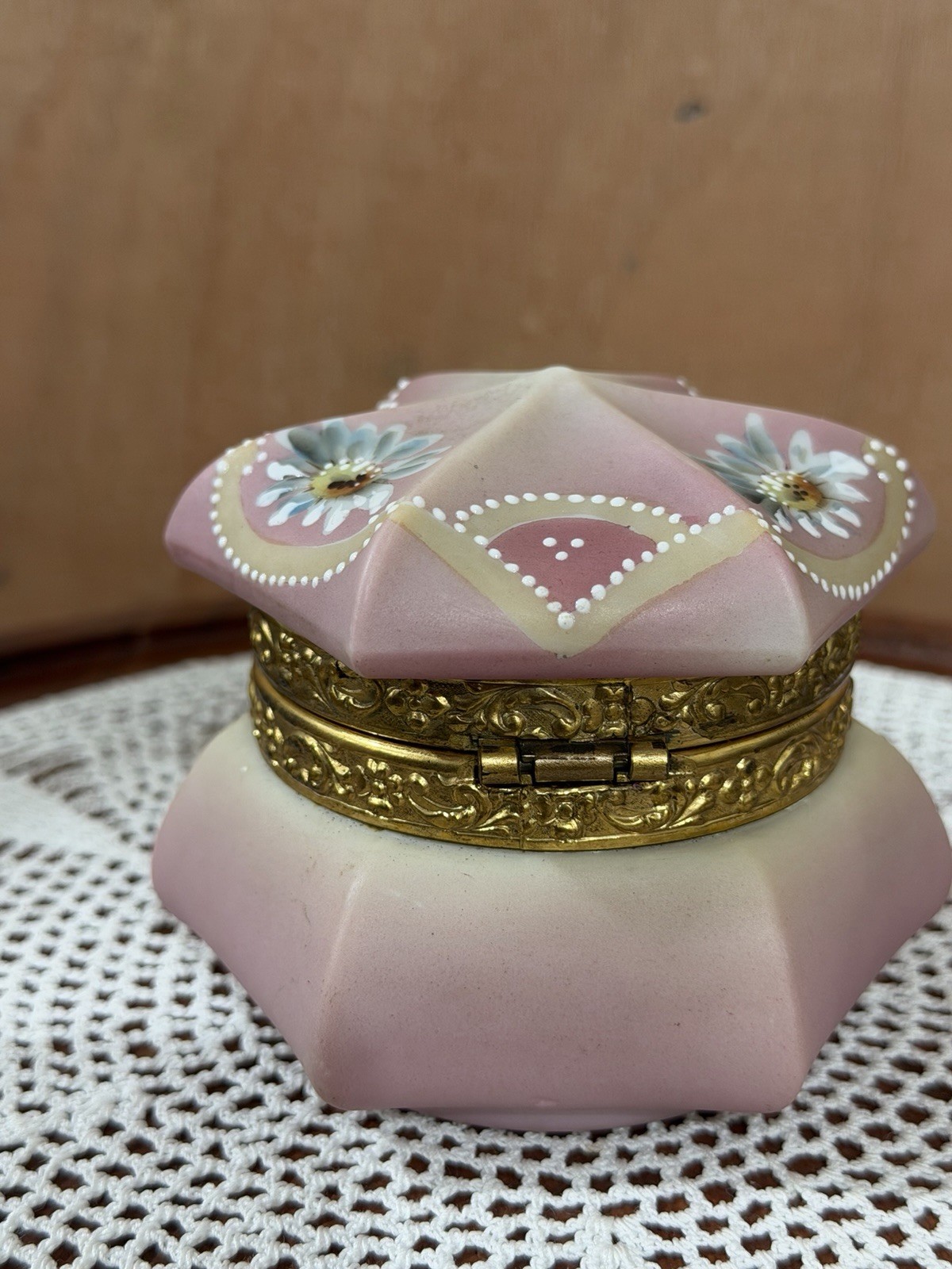 NAKARA -C.F. MONROE FLORAL MARKED DRESSER BOX WITH LINING PINK w/ FLOWERS