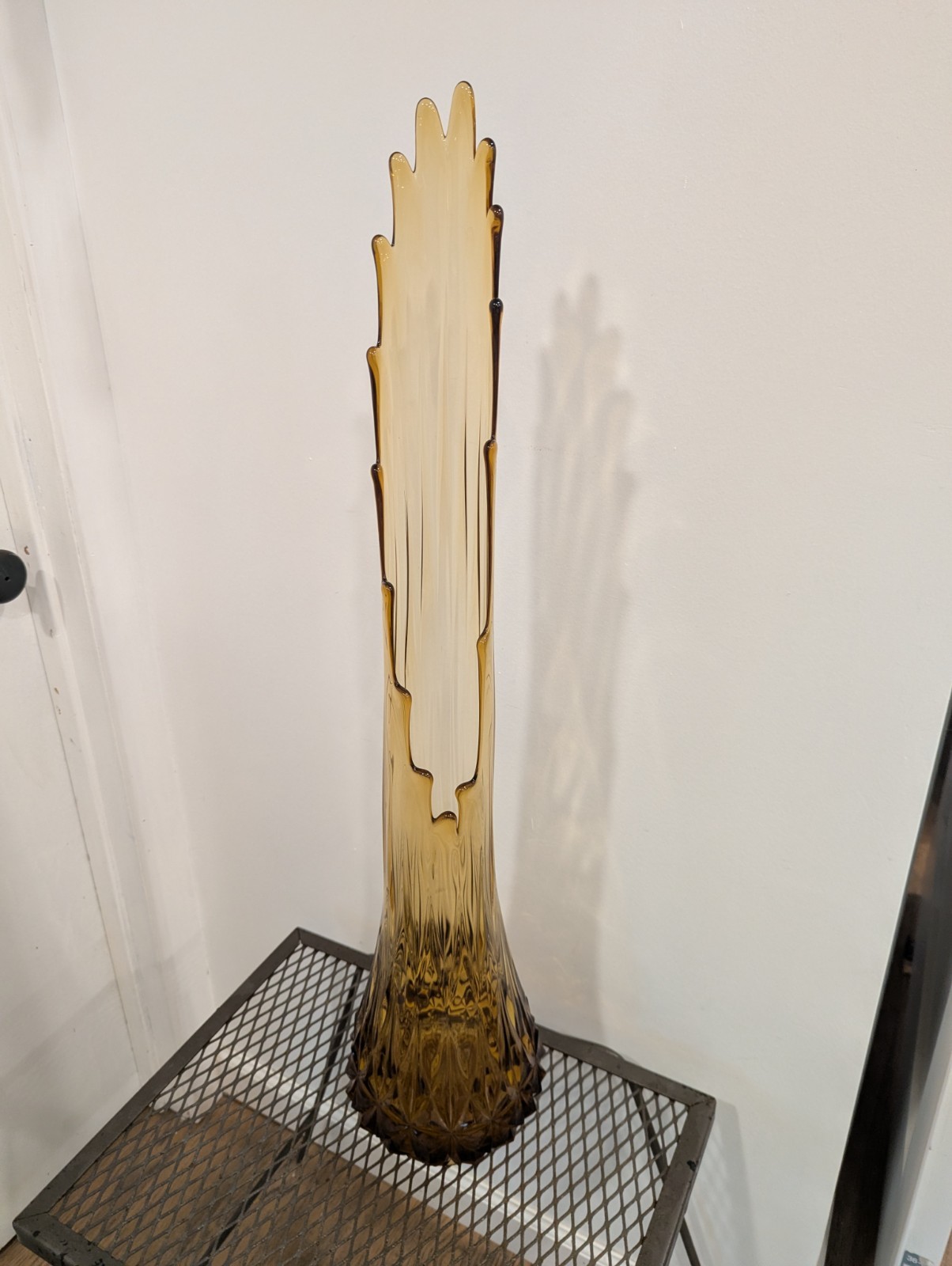 Large LE Smith 31″ Honey Amber Diamond Pineapple Butt swung Glass Vase 16 Finger