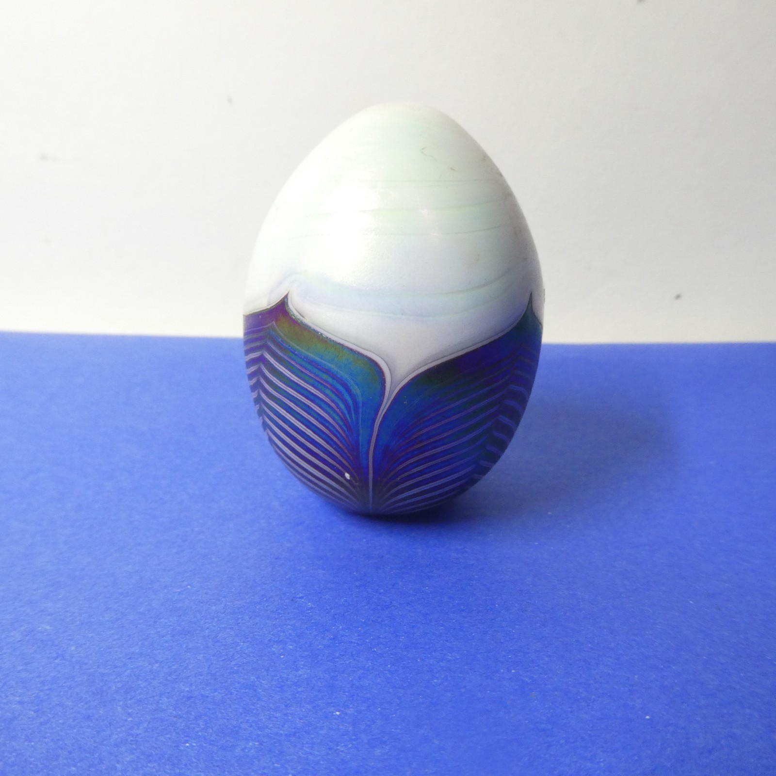 Art Glass Egg White Blue Purple Iridescent Pulled Feather Figurine Paperweight