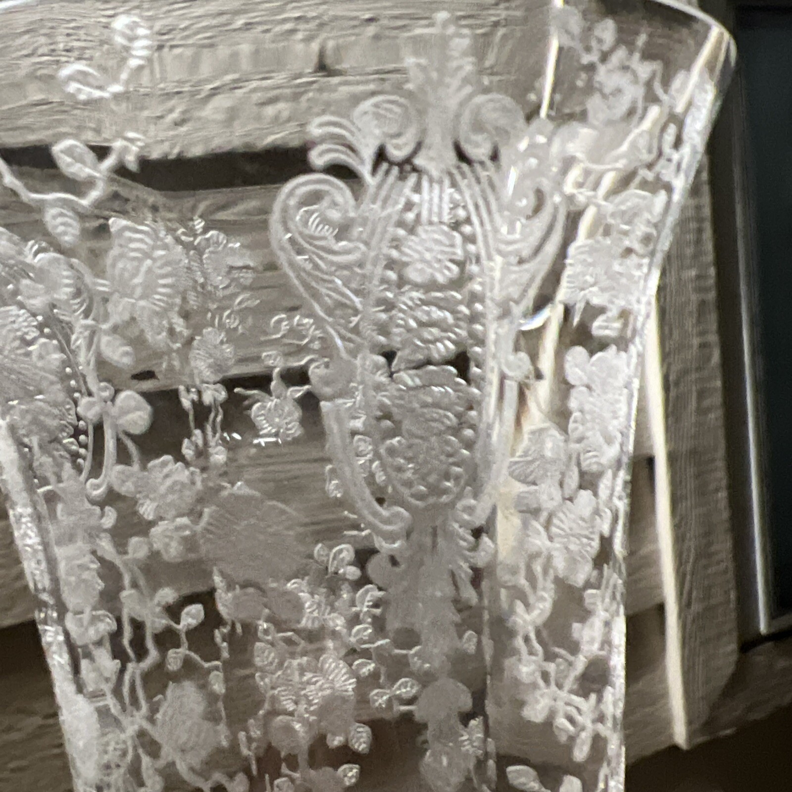 CAMBRIDGE GLASS ROSE POINT CRYSTAL #1233 10″ KEYHOLE FOOTED BLOWN ETCHED VASE