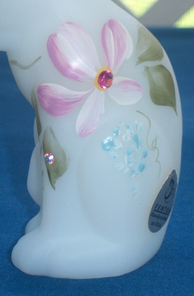 FENTON HB & HP WHITE OPAL SATIN 4″ GROOMING CAT w/CRYSTALS 4″c. 1960’s