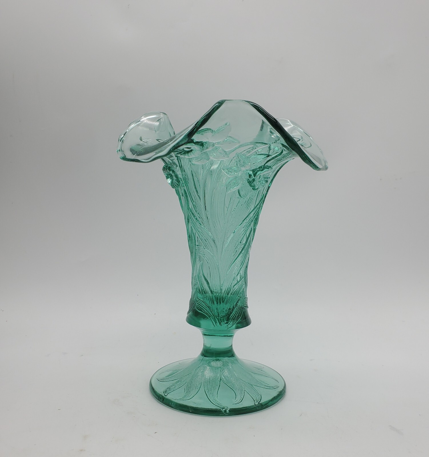 Fenton Daffodil Sea Mist Green Glass Ruffled Footed Vase 7.25″H Vintage Rare