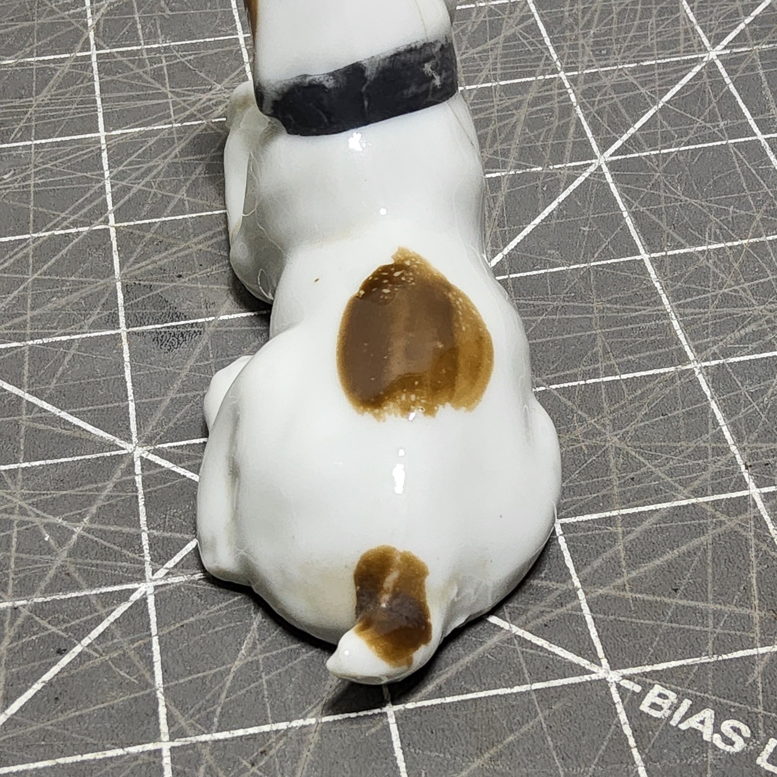 Pointer 5x3x2 hunting dog laying porcelain figurine repaired cracks 60s japan