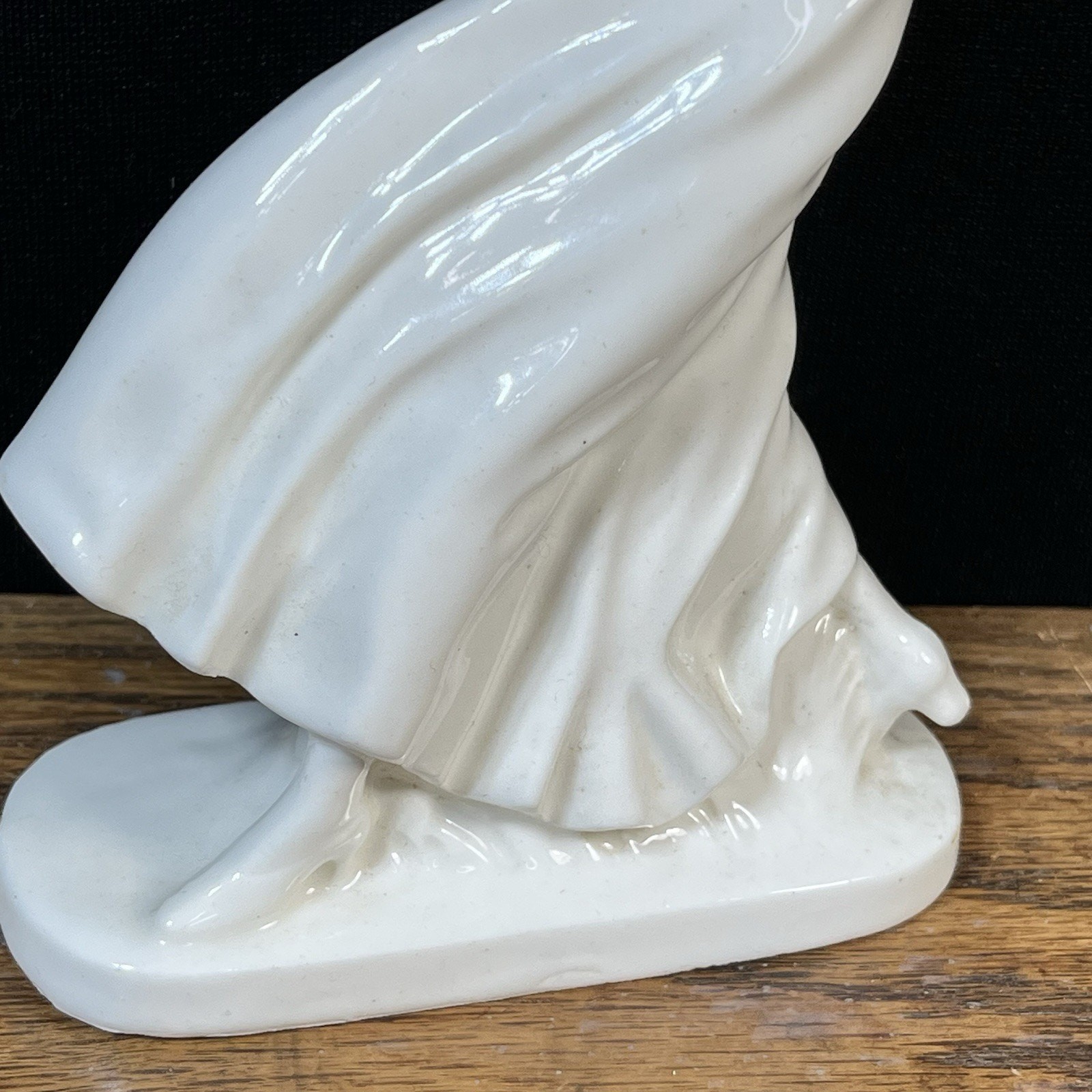 Milk White Windy Lady Figurine Art Deco Sculpture Hat 7 in 1950s Vintage