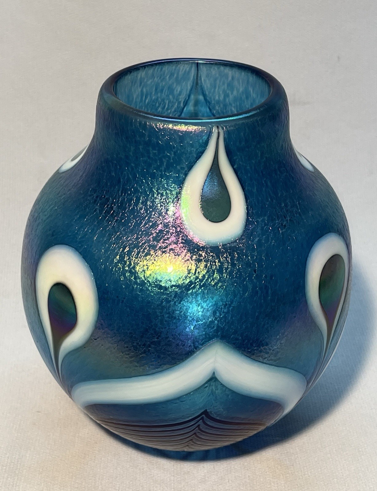 Stunning Robert Held Peacock Blue Iridescent Pulled Feather 7 1/2″ Vase.