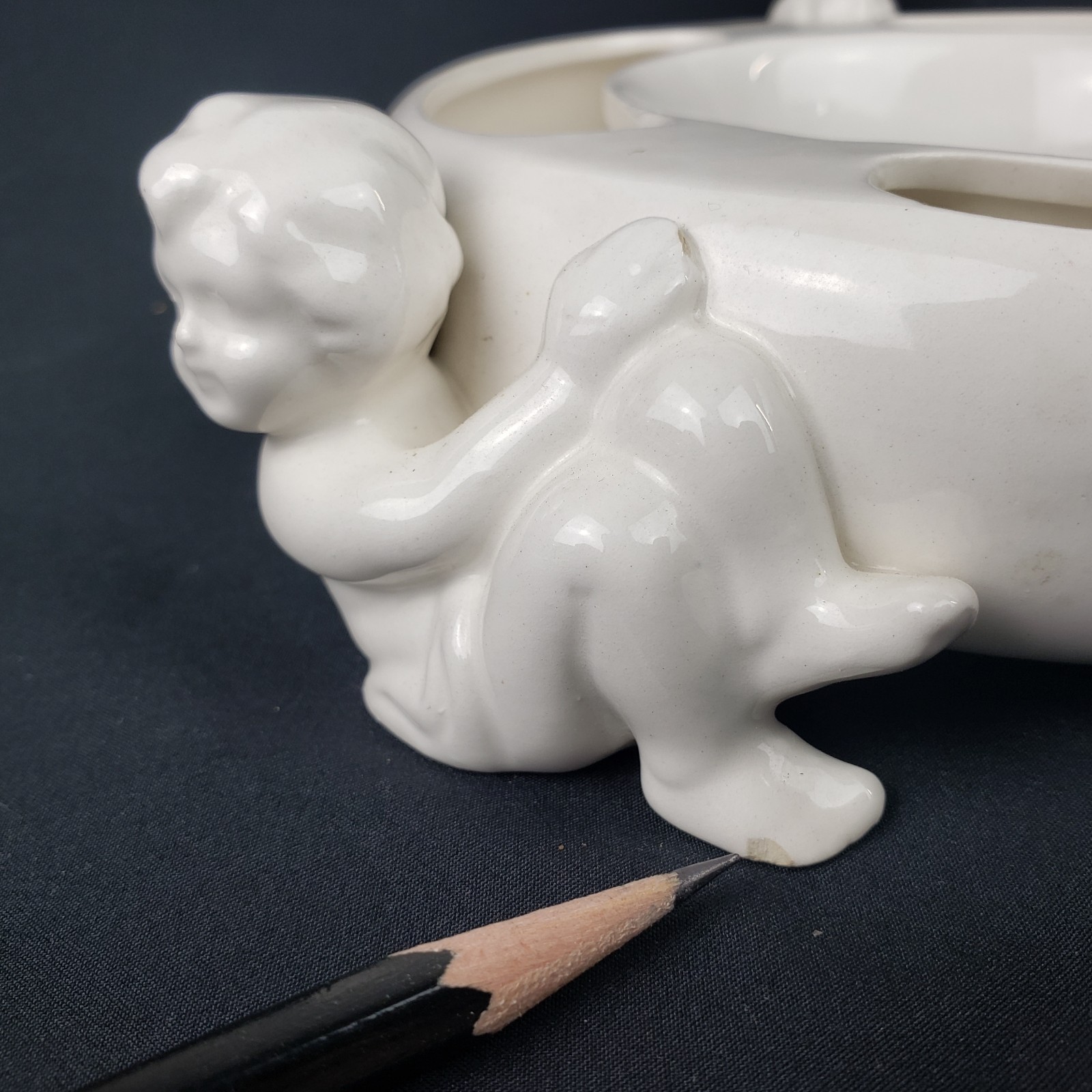 Lefton 6055 Baroque White Ceramic Putti Cherub Pansey Flower Frog Ring
