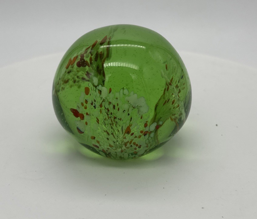 VTG ART GLASS RED YELLOW WHITE FIREWORKS HandBlown Green Glow Paperweight Unmark