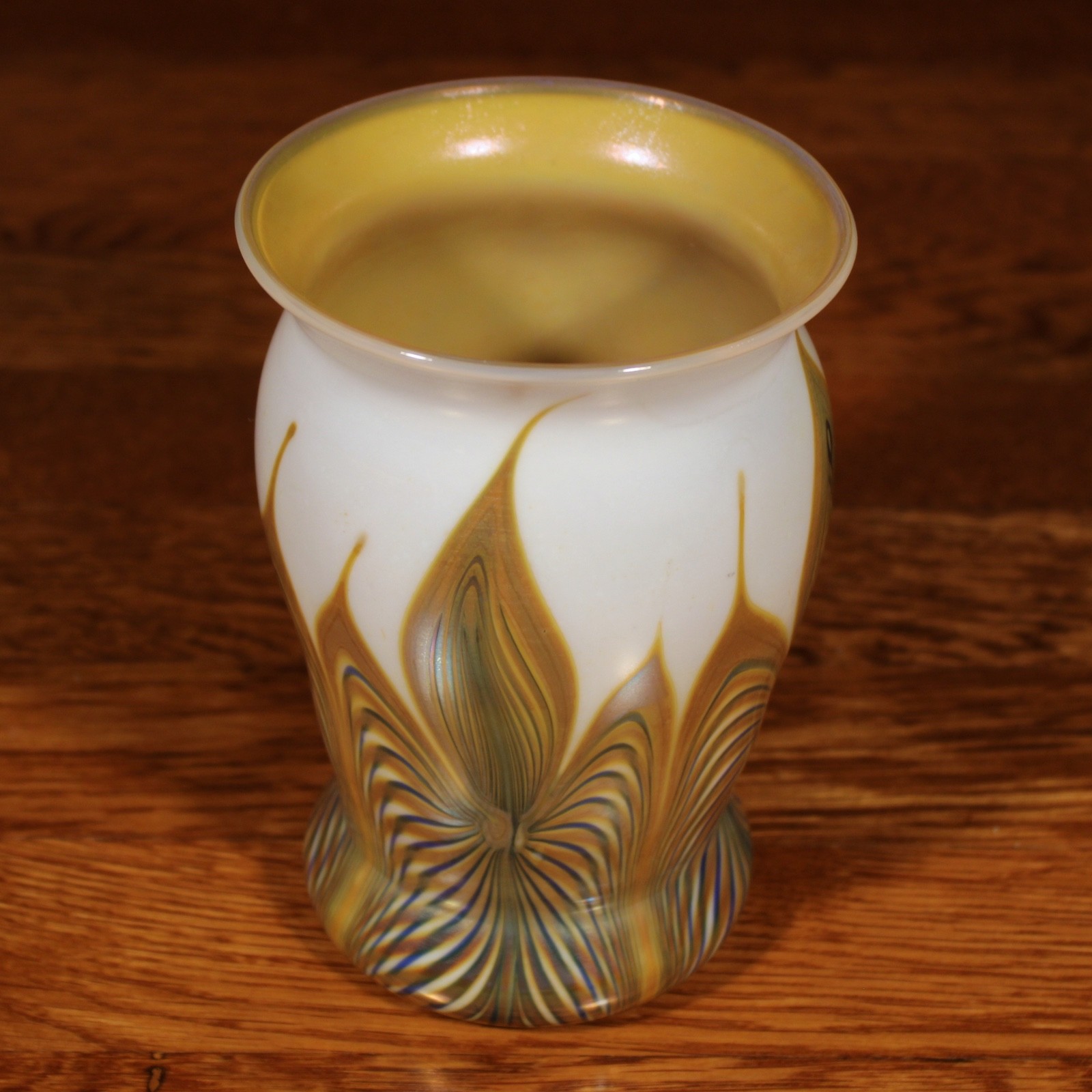 ZEPHYR STUDIO ART GLASS VASE IRIDESCENT PULLED FEATHER 5 7/8″ TALL EARLY 1976