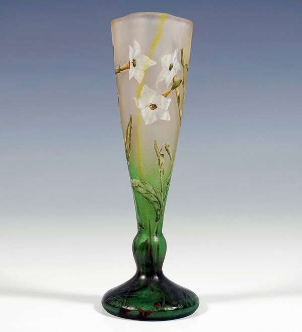 Daum Nancy Art Nouveau Cameo Vase Ziertabak Nicotiana Decor Height: 13 3/8in Um