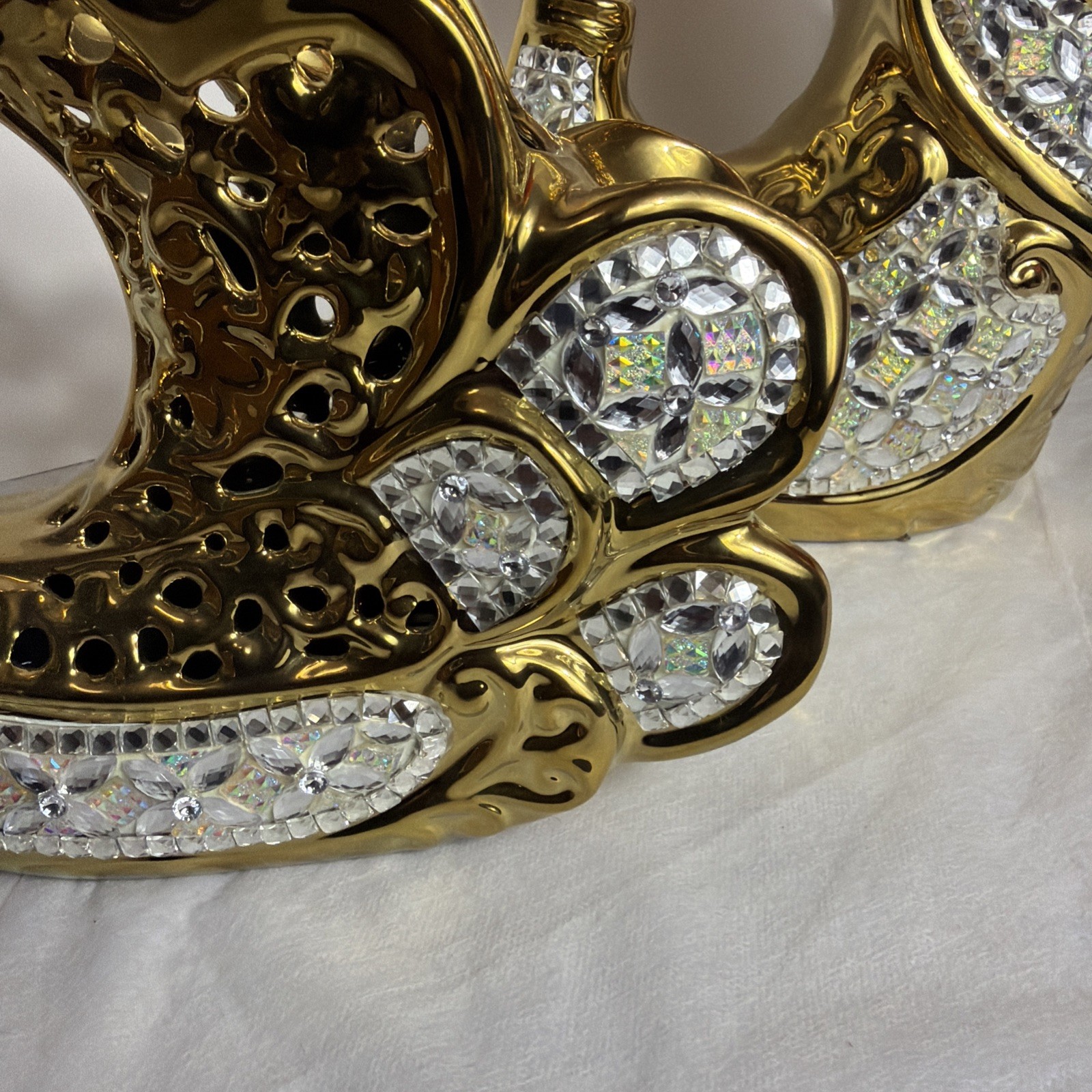 AFD 12001639 Pierced Porcelain Opalescent Swan Vase, Gold & White – Set of 2