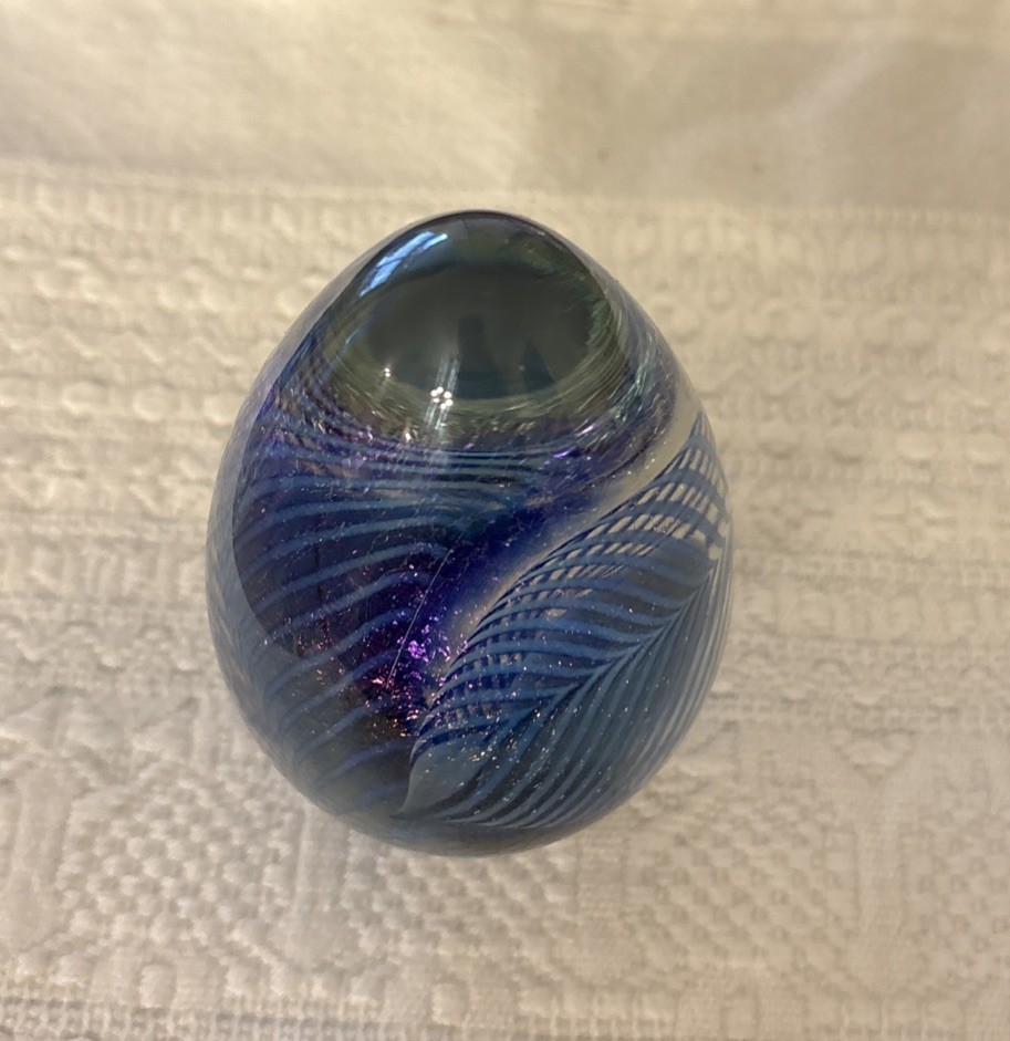 Robert Eickholt 1993 Dichroic Glass Paperweight Blue Signed Feathers 4” Egg