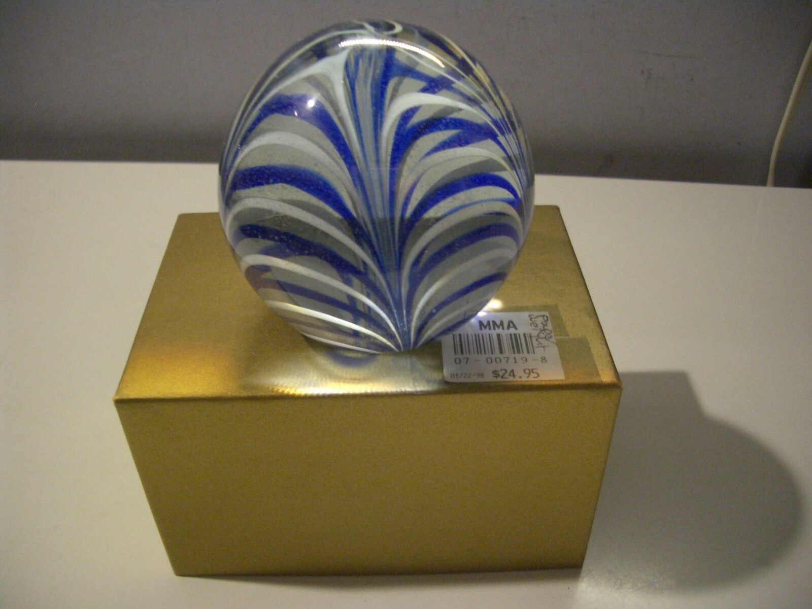 VINTAGE MMA METROPOLITAN MUSEUM OF ART BLUE WHITE SWIRL ART GLASS PAPERWEIGHT