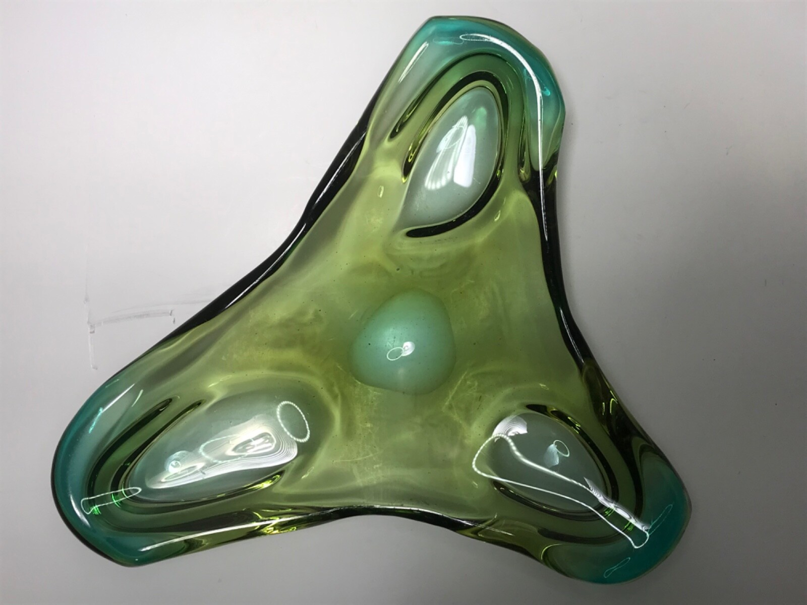 VTG GREEN / Blue Art GLASS Triangle ASHTRAY HAND BLOWN MID CENTURY MODERN Murano