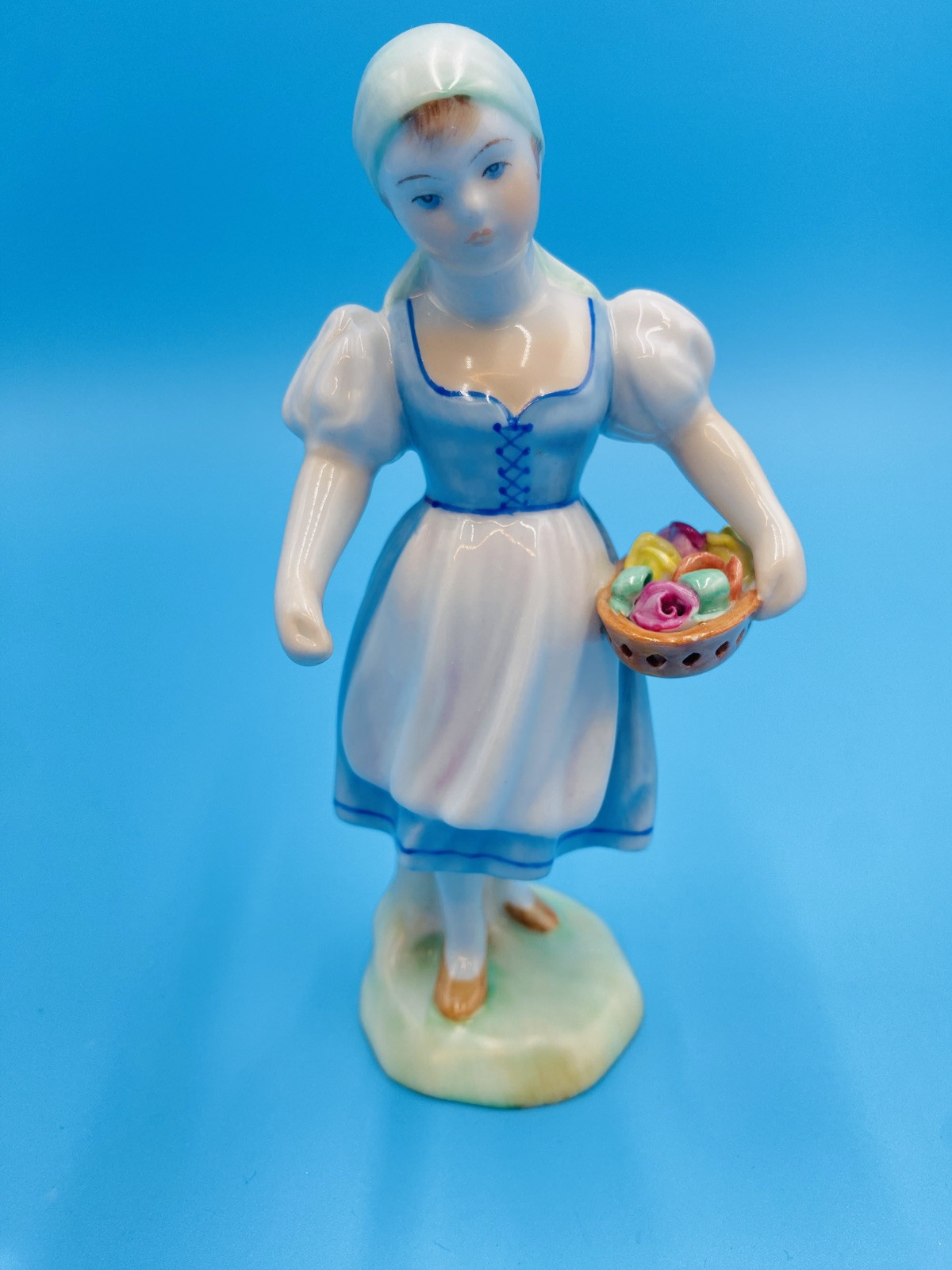 HEREND PORCELAIN HANDPAINTED GIRL WITH FLOWER BASKET 5502