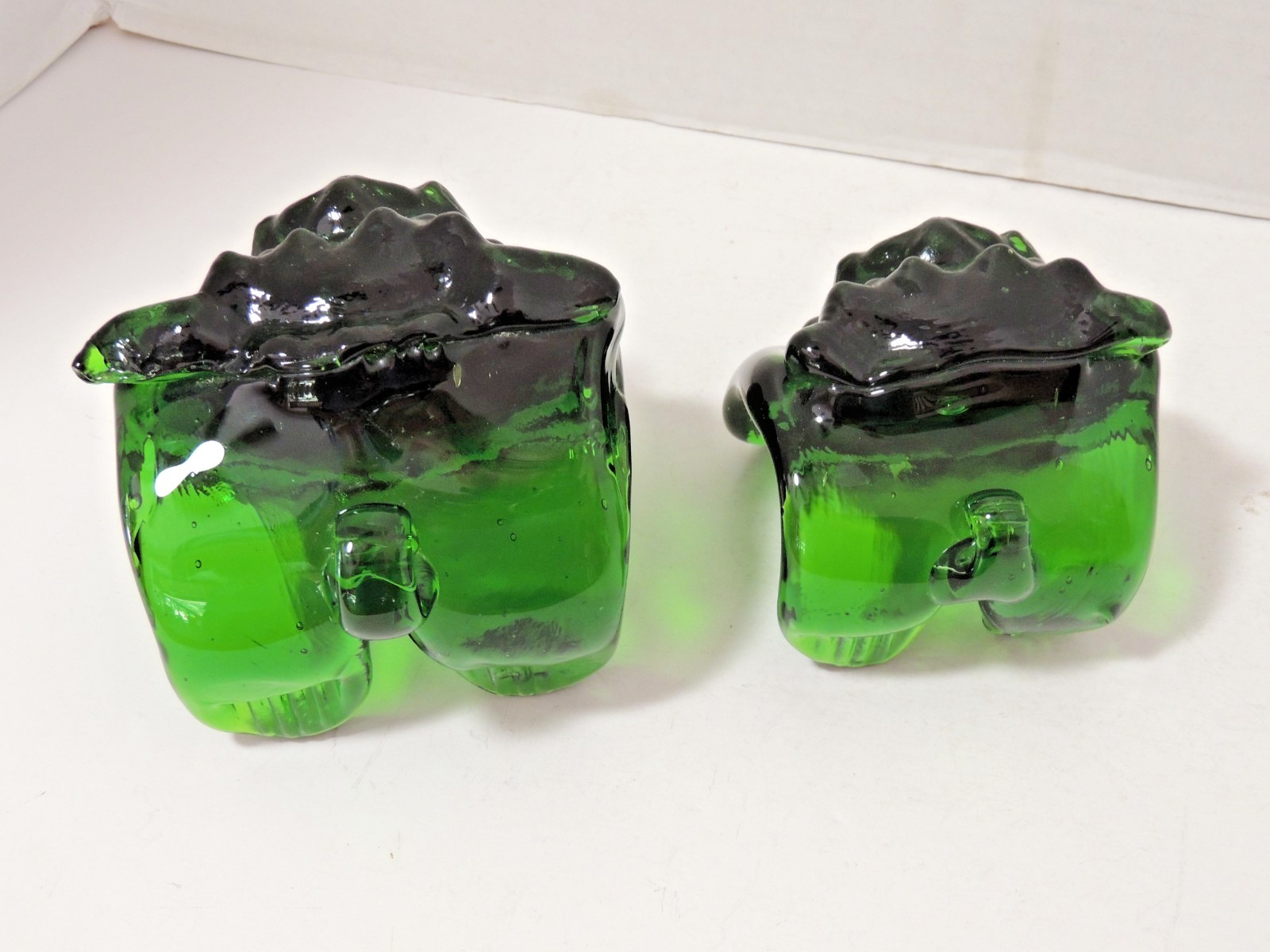 (2) Emerald Green Foo Dogs Okinawa Art Glass Japan Decorative Collectible