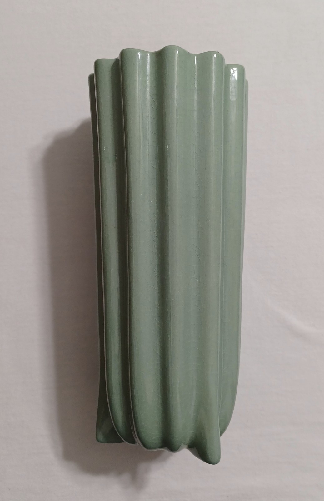😯 “Rare” WEIL WARE Green & Pink Ceramic Vase, Gladding McBean CATALINA Mold 10″