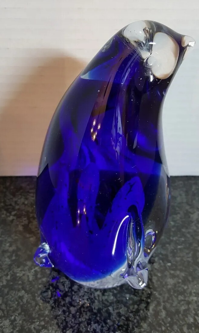 VINTAGE MURANO STYLE COBALT BLUE ART GLASS PENGUON WITH BABY CHICKS – 6″ T – EUC