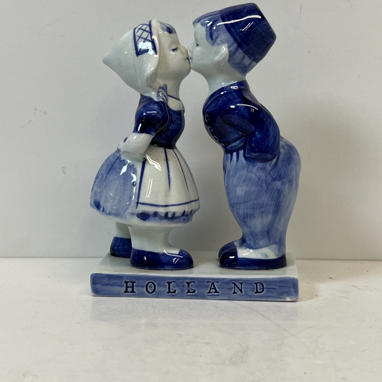 Holland Delft Blue Dutch Boy and Girl Kissing Porcelain Figurine
