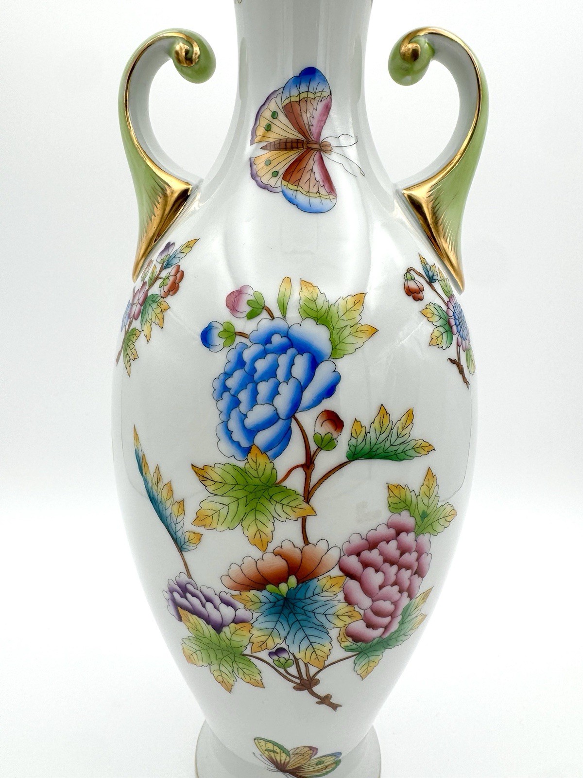 Herend Queen Victoria 7175 – Handled Vase, 13”