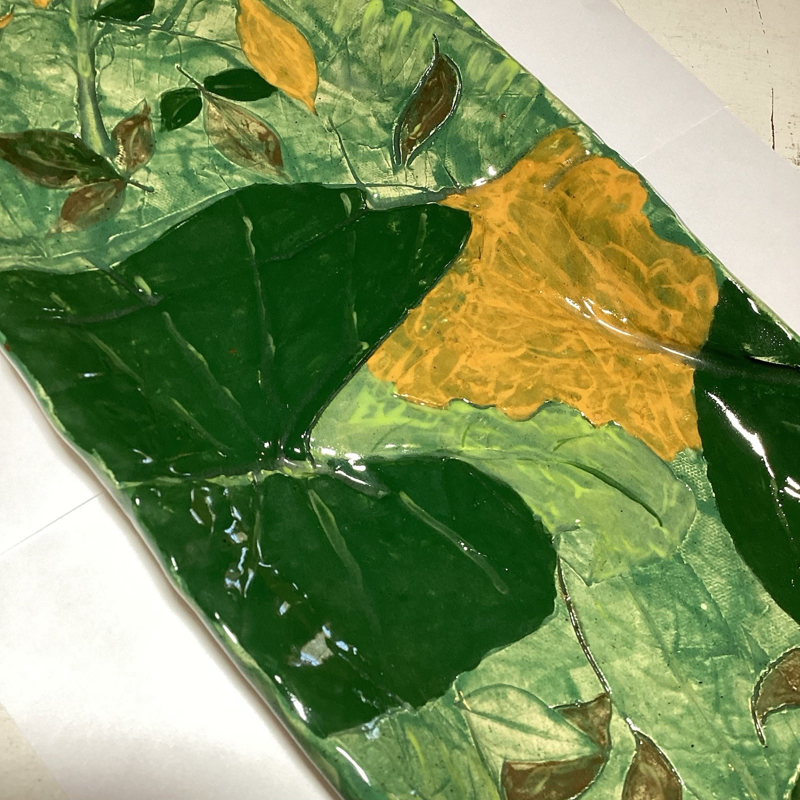19×6.5×1″ Signed Studio Art Pottery Platter 2005 Greens Nature Leaves Low Relief