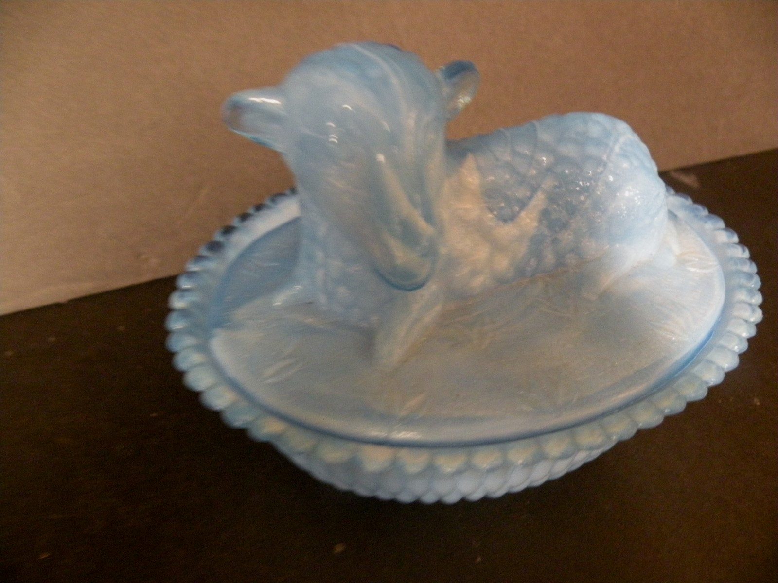 VINTAGE BOYD BLUE WATERLOO LAMB IN BASKET SLAG GLASS BOYD IMPRINT 5″L X 4.5″T