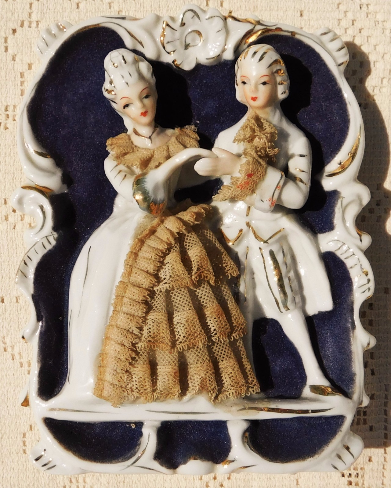 VINTAGE MID-20th CENTURY PORCELAIN WALL MOUNT FIGURINE – COLONIAL MAN & WOMAN